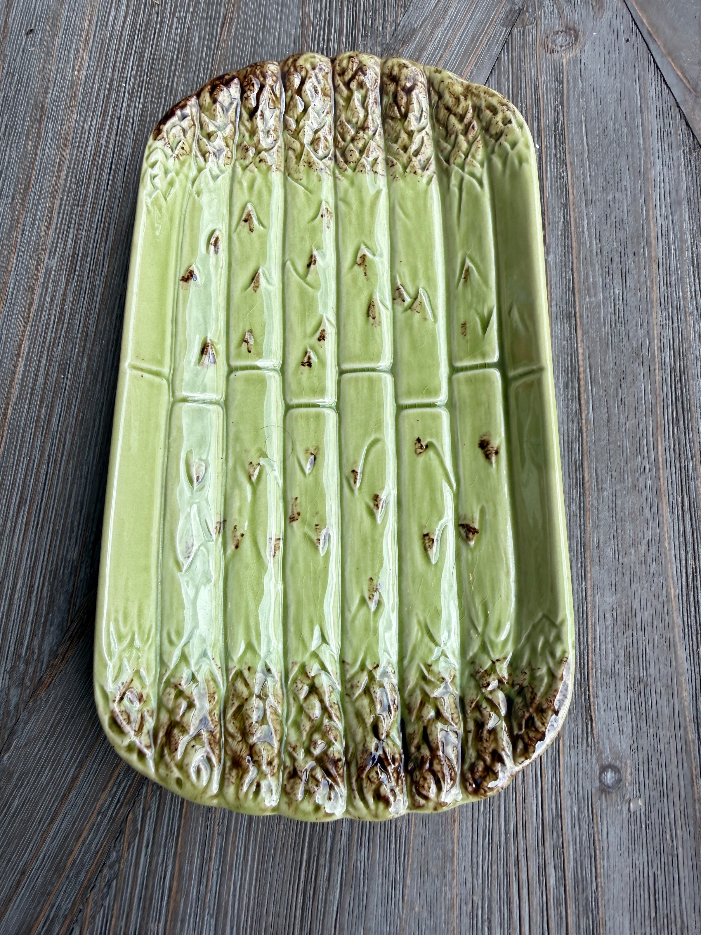 vintage asparagus platter, asparagus serving tray, majolica asparagus platter, majolica serving dish, vintage vegetable ware, garden party serving platter, cottage kitchen decor, English cottage style, green ceramic platter, collectible serving tray, spring entertaining, vintage tableware, botanical serving piece, farmhouse entertaining, unique serving platter