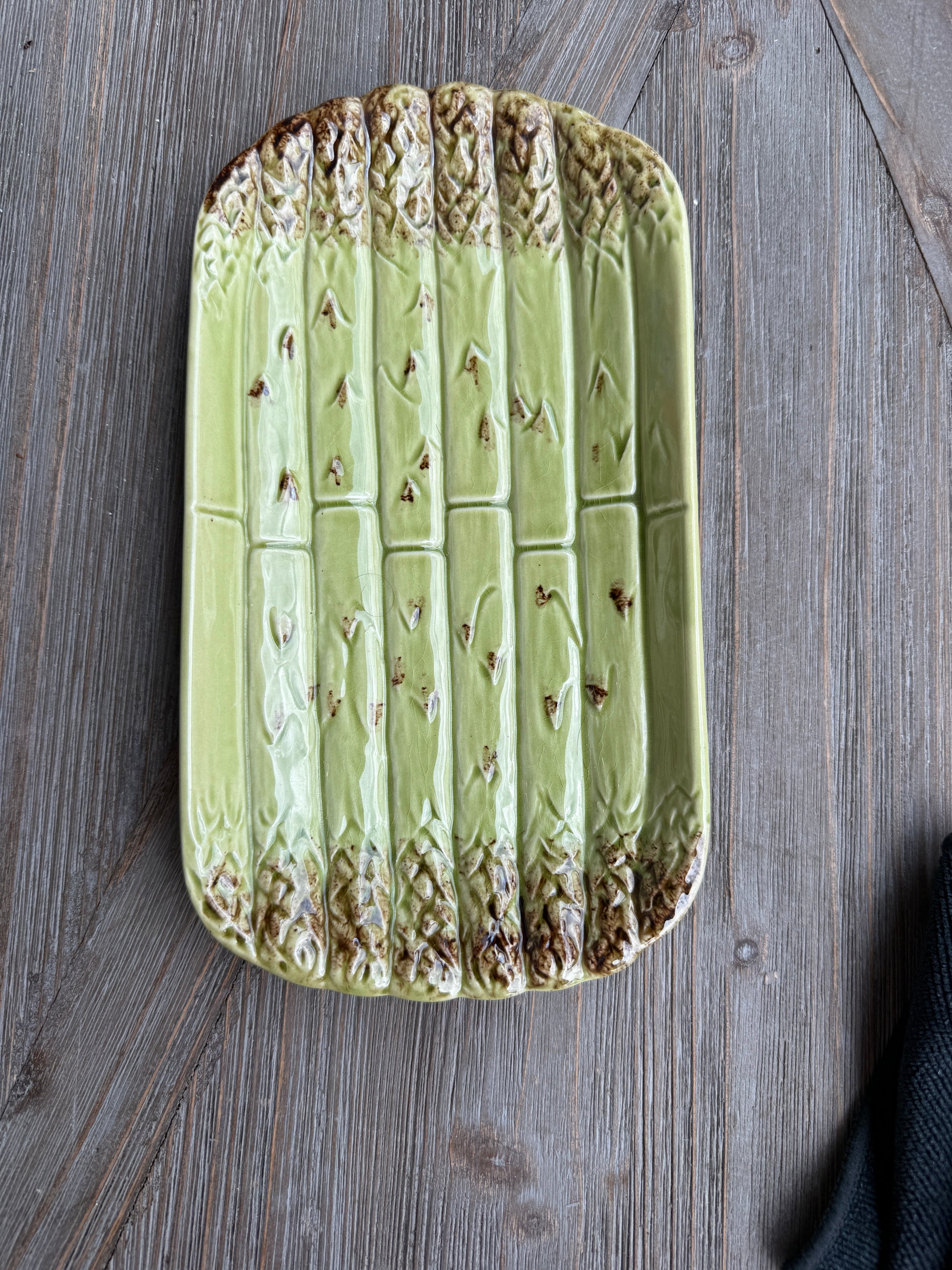 vintage asparagus platter, asparagus serving tray, majolica asparagus platter, majolica serving dish, vintage vegetable ware, garden party serving platter, cottage kitchen decor, English cottage style, green ceramic platter, collectible serving tray, spring entertaining, vintage tableware, botanical serving piece, farmhouse entertaining, unique serving platter